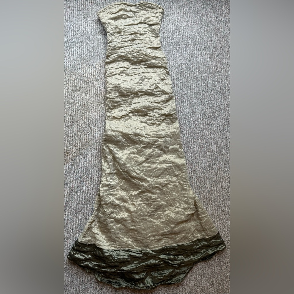 Nicole Miller Signature Metal Techno Trumpet Gown. Size 2 - Picture 3 of 4